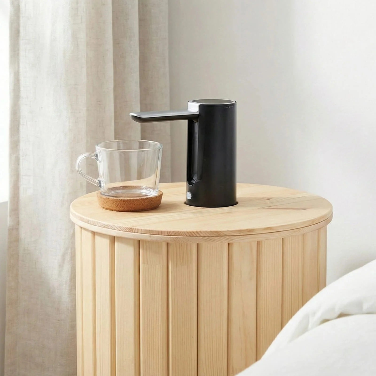 Mesa lateral nórdica para dispensador de água em madeira de pinho premium