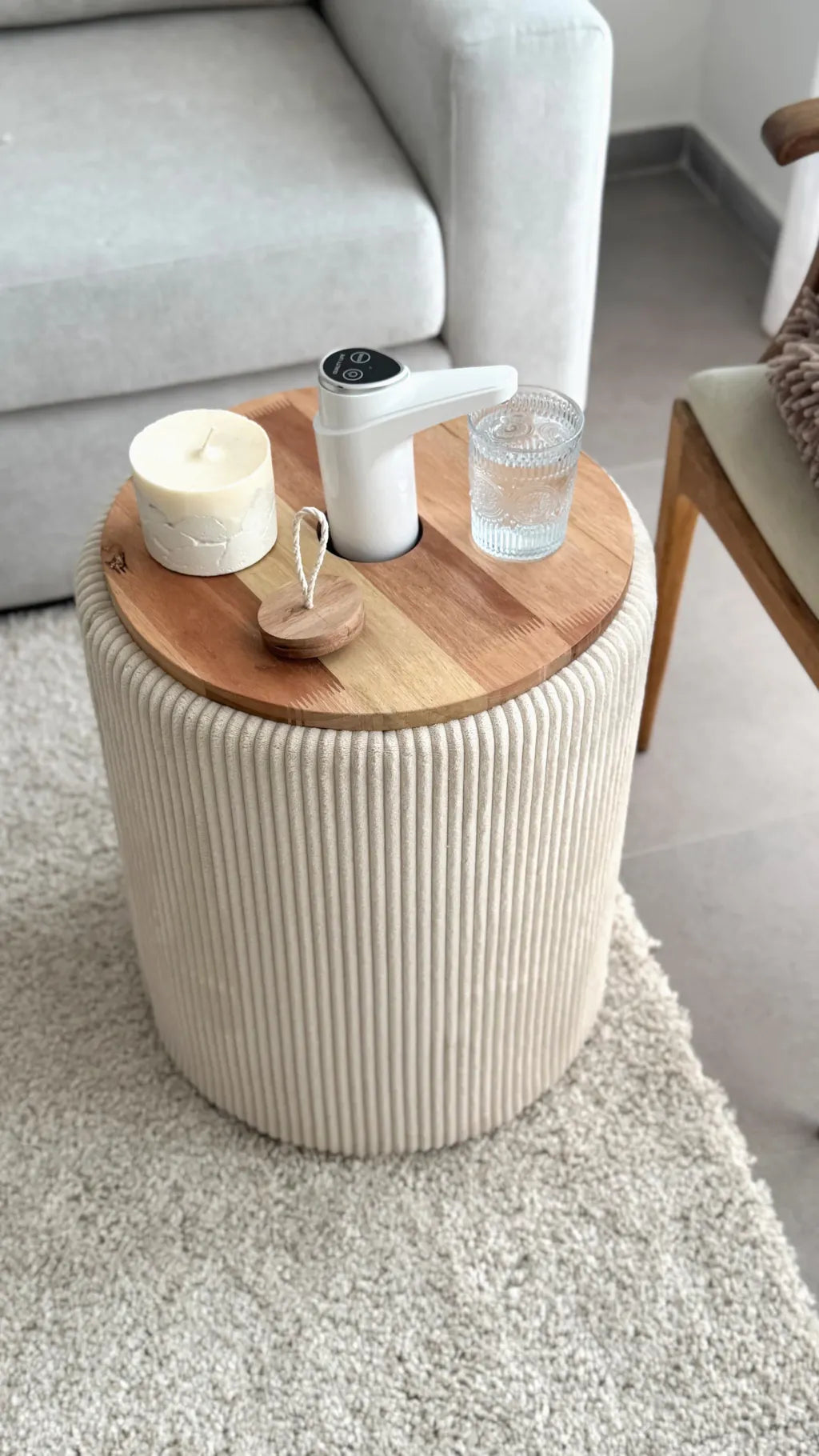 Mesa lateral com dispensador de água em madeira premium