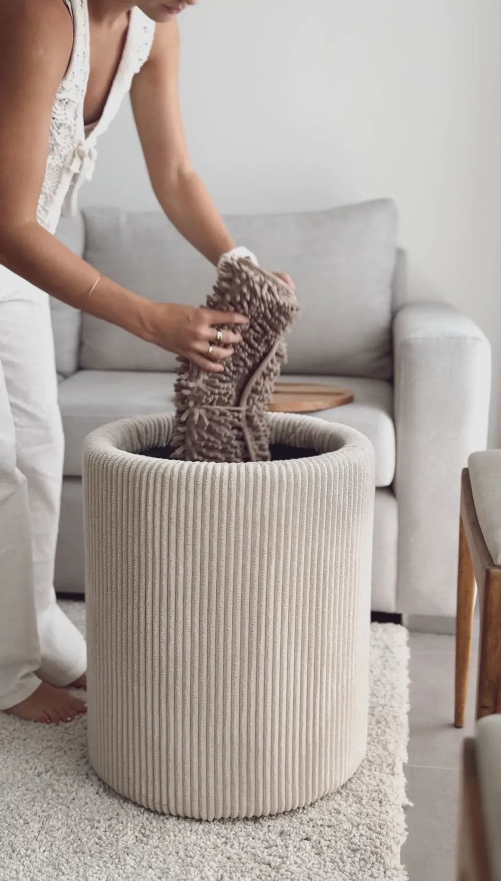 Mesa lateral com dispensador de água em madeira premium