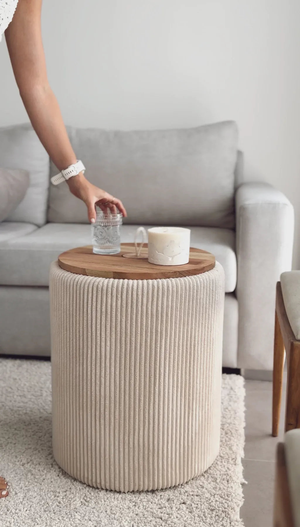 Mesa lateral com dispensador de água em madeira premium